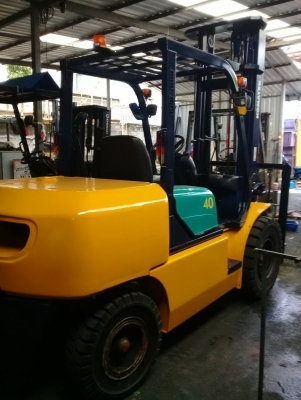 +++ ขายโฟล์คลิฟท์  KOMATSU FD40-7  ขนาด  4  ตัน  เครื่องยนต์ดีเซล  เสา 4.5  เมตร   งาสไลด์ซ้าย + ขวา  เกียร์ออโตเมติค  ยางตันใหม่ครับ