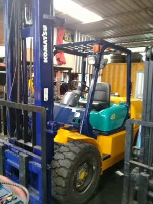 +++ ขายโฟล์คลิฟท์  KOMATSU FD40-7  ขนาด  4  ตัน  เครื่องยนต์ดีเซล  เสา 4.5  เมตร   งาสไลด์ซ้าย + ขวา  เกียร์ออโตเมติค  ยางตันใหม่ครับ