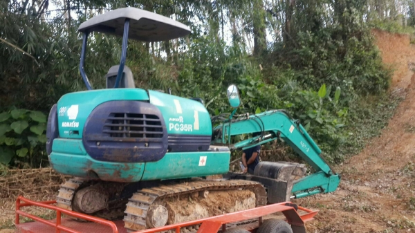 รถขุด KOMATSU PC35R-8 แถมฟรี บุ้งกี๋ของนอกแท้ให้อีก 1 ลูก.