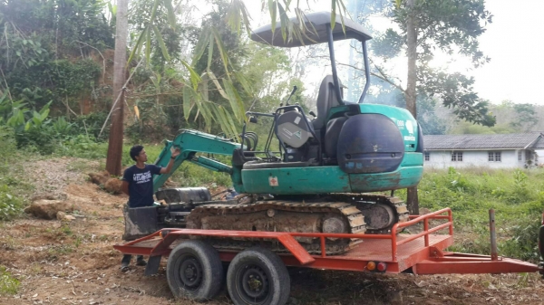 รถขุด KOMATSU PC35R-8 แถมฟรี บุ้งกี๋ของนอกแท้ให้อีก 1 ลูก. รถขุด KOMATSU PC35R-8 แถมฟรี บุ้งกี๋ของนอกแท้ให้อีก 1 ลูก.
