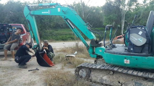 รถขุด KOMATSU PC35R-8 แถมฟรี บุ้งกี๋ของนอกแท้ให้อีก 1 ลูก. รถขุด KOMATSU PC35R-8 แถมฟรี บุ้งกี๋ของนอกแท้ให้อีก 1 ลูก.