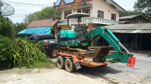 รถขุด KOMATSU PC35R-8 แถมฟรี บุ้งกี๋ของนอกแท้ให้อีก 1 ลูก.