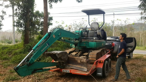 รถขุด KOMATSU PC35R-8 แถมฟรี บุ้งกี๋ของนอกแท้ให้อีก 1 ลูก. รถขุด KOMATSU PC35R-8 แถมฟรี บุ้งกี๋ของนอกแท้ให้อีก 1 ลูก.