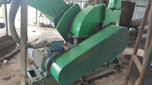 ขาย เครื่องสับไม้แบบปอกเปลือกก่อนสับครบชุด ใช้งานได้ดีทุกระบบ ราคาต่อรองได้ครับ