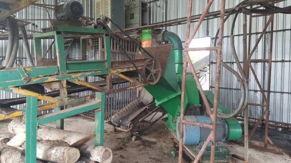 ขาย เครื่องสับไม้แบบปอกเปลือกก่อนสับครบชุด ใช้งานได้ดีทุกระบบ ราคาต่อรองได้ครับ