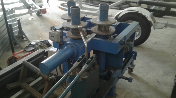 เครื่องดัดเหล็กกล่องสี่เหลี่ยม มอเตอร์ 5 แรง ไฟบ้าน