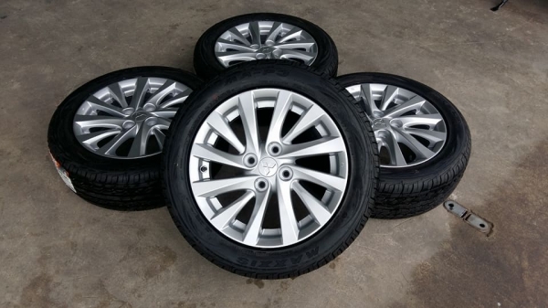 ขายล้อแม็ก attrage 15&quot; พร้อมยางใหม่ปี17สนใจติดต่อร้าน ก.เจริญการยางครับ 081-3747940