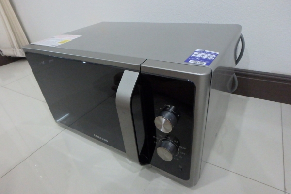 ไมโครเวฟ Samsung รุ่น MG23F301EAS ขนาด 23 ลิตร สภาพใหม่ มีกล่อง คู่มิือ