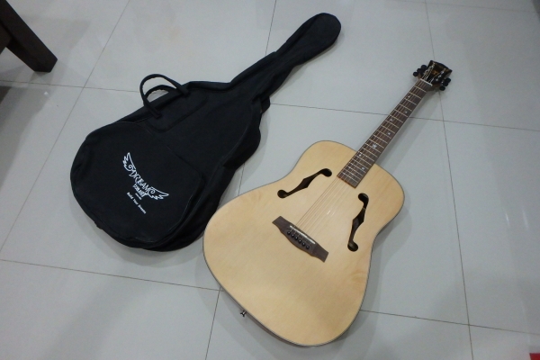 กีต้าร์โปร่งบาง DreamMaker รุ่น DM-100 หน้าไม้ขัดด้าน ข้างหลังไม้มะฮอกกานี มือสอง สภาพใหม่ สวยมาก มีกระเป๋า