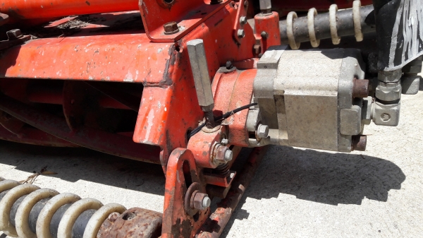 รถตัดหญ้า Kubota F2400b 4WD นำเข้าญี่ปุ่น สภาพ 90\% เครื่อง 3 สูบ