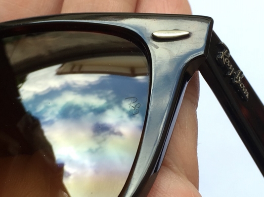 Ray Ban wayfarer ลายกระเลนส์ไล่สี 54มม. Ray Ban wayfarer ลายกระเลนส์ไล่สี 54มม.
