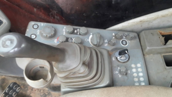 ขายด่วน HITASHI ZX200-5G สภาพพร้อมใช้งาน เครื่องปั้มดี เอวแน่น โซ่ติดบาง ไฟฟ้าอยู่ครบ  เอกสารใบอินวอยซ์ สนใจสอบถาม 093-0764943  088-3223272