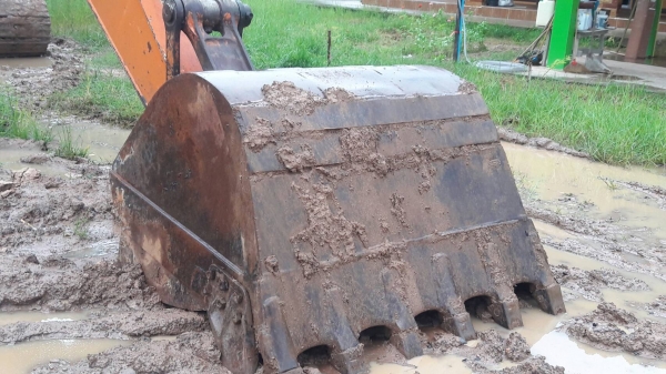 ขายด่วน HITASHI ZX200-5G สภาพพร้อมใช้งาน เครื่องปั้มดี เอวแน่น โซ่ติดบาง ไฟฟ้าอยู่ครบ  เอกสารใบอินวอยซ์ สนใจสอบถาม 093-0764943  088-3223272