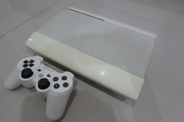 เกมส์ PlayStation 3 Super Slim 500 GB สีขาว สภาพดี พร้อมจอยส์ 1 อัน ลงเกมส์ 40 เกมส์ เกมส์ PlayStation 3 Super Slim 500 GB สีขาว สภาพดี พร้อมจอยส์ 1 อัน ลงเกมส์ 40 เกมส์