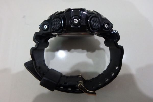 CASIO G-shock รุ่น GA-710GB สีดำเงาทอง ของแท้ สภาพใหม่ ยกกล่อง ส่งฟรี
