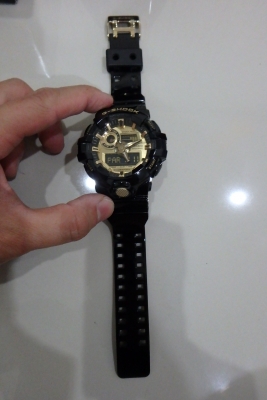 CASIO G-shock รุ่น GA-710GB สีดำเงาทอง ของแท้ สภาพใหม่ ยกกล่อง ส่งฟรี