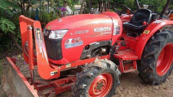 ขายรถไถคูโบต้า L3608ทำงานพัน ชม.อุปกรณ์ใบดันหน้าผาน6ทะเบียนครบ