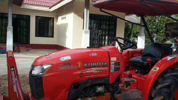 ขายรถไถคูโบต้า L3608ทำงานพัน ชม.อุปกรณ์ใบดันหน้าผาน6ทะเบียนครบ