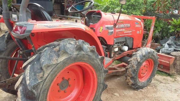 ขายรถไถคูโบต้า L3608ทำงานพัน ชม.อุปกรณ์ใบดันหน้าผาน6ทะเบียนครบ