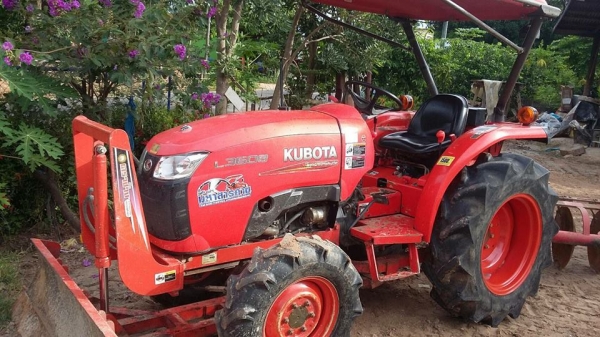 ขายรถไถคูโบต้า L3608ทำงานพัน ชม.อุปกรณ์ใบดันหน้าผาน6ทะเบียนครบ
