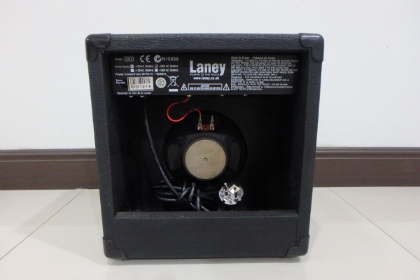 ตู้แอมป์กีต้าร์ ยี่ห้อ Laney รุ่น LX-12 มือสอง สภาพใหม่