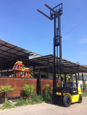 ขายรถยกโฟร์คลิฟท์KOMAT'SU 2.5 ตัน เสาสูง6 เมตร