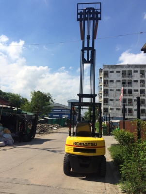 ขายรถยกโฟร์คลิฟท์KOMAT'SU 2.5 ตัน เสาสูง6 เมตร