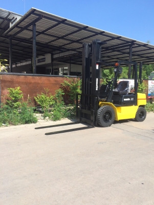 ขายรถยกโฟร์คลิฟท์KOMAT'SU 2.5 ตัน เสาสูง6 เมตร