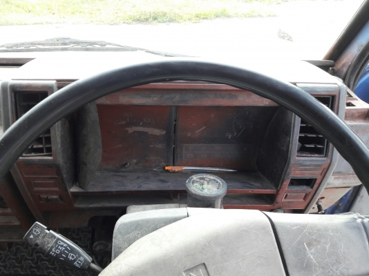 ISUZU รุ่น NPR 57 P 4 สูบ 100 แรง  กระบะยาว 5.00 เมตร กว้าง 2.10 เมตร พวงมาลัยพาวเว่อร์