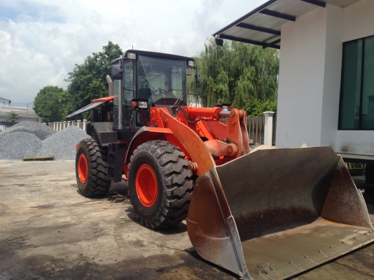ขายรถตักบ้อยางคุณภาพสูงจากค่าย HITACHI
