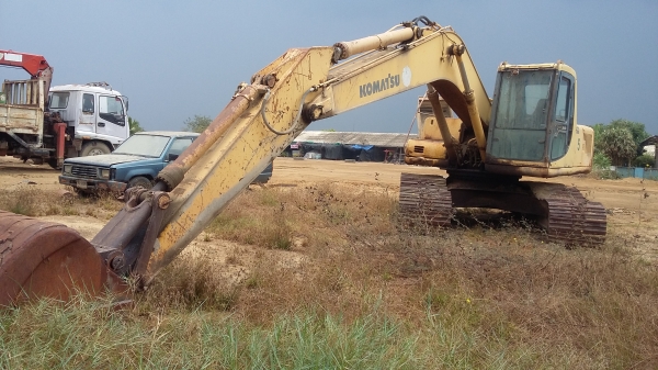 ขายแยกอะไหล่คับ / โคมัสสุ PC 200-6