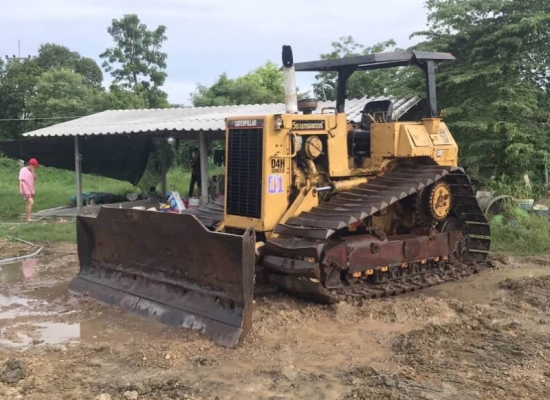 ขาย 655,000 บาท  CATTERPILAR D4H  ทำงาน 9000 ชม ตีนเป็ด เครื่องดี เกียร์ธรรมดากึ่งทอก โช่หนาสวย ล่อเลอร์ใหม่  ปั้มแรง เอกสารเล่มทะเบียน รถพร้อมใช้  รถอยู่ จ.นครปฐม โทร&amp;ไอดีไลน์ 0610710295