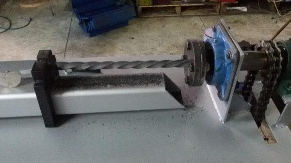 เครื่องบิดเกลียวเหล็กดัด