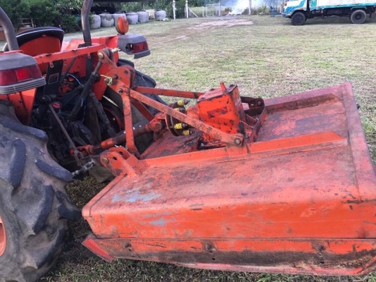 รถไถคูโบต้า 2 เพลา รุ่น 35 แรงม้า อุปกรณ์มีให้ 3 อย่าง มีดันหน้า มีฝานหลัง มีตัวตัดหญ้า