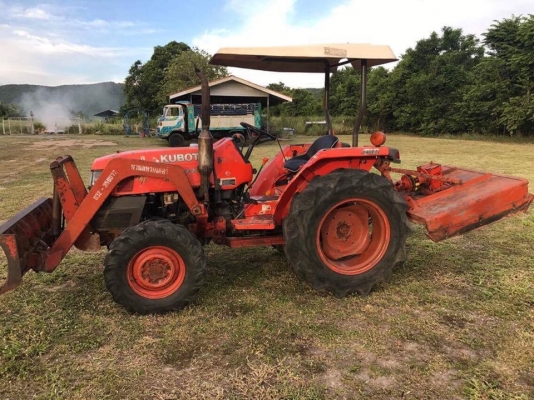 รถไถคูโบต้า 2 เพลา รุ่น 35 แรงม้า อุปกรณ์มีให้ 3 อย่าง มีดันหน้า มีฝานหลัง มีตัวตัดหญ้า