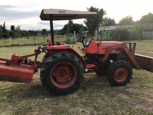 รถไถคูโบต้า 2 เพลา รุ่น 35 แรงม้า อุปกรณ์มีให้ 3 อย่าง มีดันหน้า มีฝานหลัง มีตัวตัดหญ้า