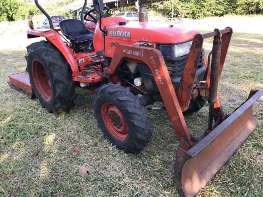 รถไถคูโบต้า 2 เพลา รุ่น 35 แรงม้า อุปกรณ์มีให้ 3 อย่าง มีดันหน้า มีฝานหลัง มีตัวตัดหญ้า