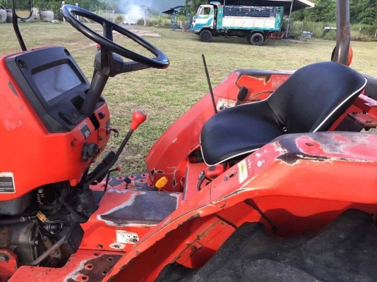 รถไถคูโบต้า 2 เพลา รุ่น 35 แรงม้า อุปกรณ์มีให้ 3 อย่าง มีดันหน้า มีฝานหลัง มีตัวตัดหญ้า