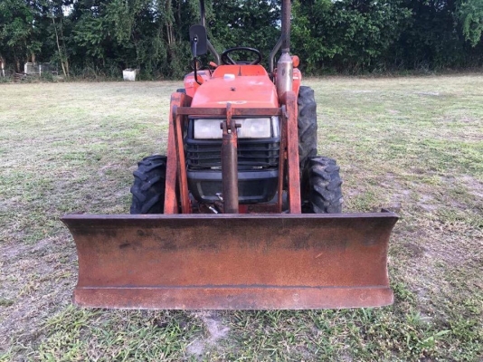 รถไถคูโบต้า 2 เพลา รุ่น 35 แรงม้า อุปกรณ์มีให้ 3 อย่าง มีดันหน้า มีฝานหลัง มีตัวตัดหญ้า