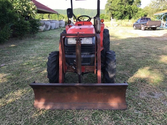 รถไถคูโบต้า 2 เพลา รุ่น 35 แรงม้า อุปกรณ์มีให้ 3 อย่าง มีดันหน้า มีฝานหลัง มีตัวตัดหญ้า