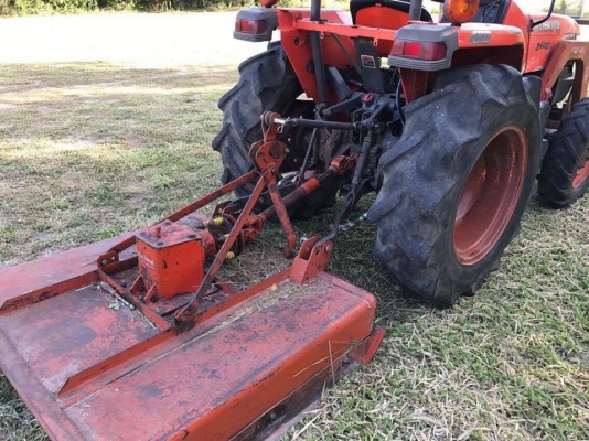 รถไถคูโบต้า 2 เพลา รุ่น 35 แรงม้า อุปกรณ์มีให้ 3 อย่าง มีดันหน้า มีฝานหลัง มีตัวตัดหญ้า