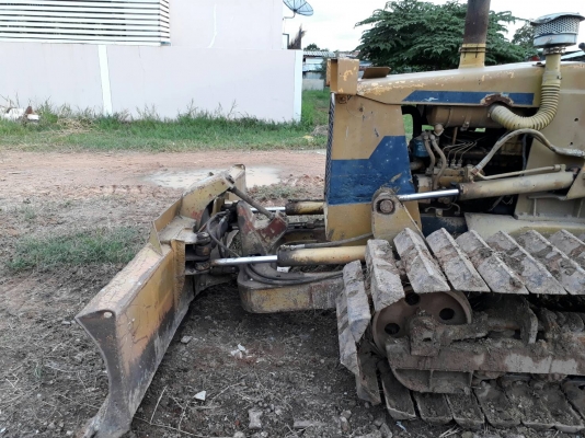 ขาย 195,000 แทรกเตอร์ KOMATSU D 20 P 6 สไลร์ 6 ทิศทาง เครื่องดี เกียร์แรง สเตอร์ลิ่งดี ช่วงล่างแน่น  รถอยู่ ชลบุรี 090-772-3710 090-772-3708