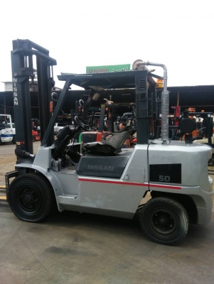 รถยกนิสสัน 4.5 ตัน เสาสูง 4 เมตร เครื่องดีเซล เกียร์ออโต้