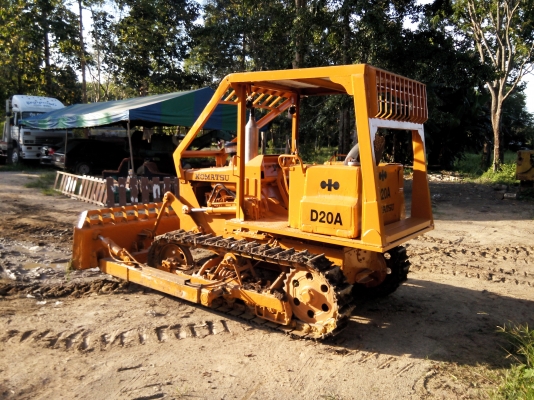 ขายรถแทรคเตอร์ KOMATSU D20P-5 สไลใบมีดได้ ราคา 185000