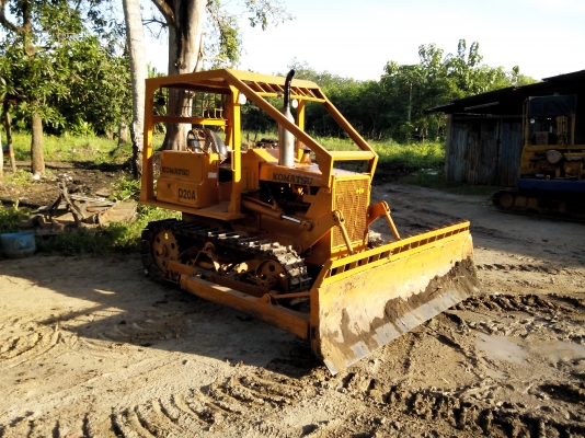 ขายรถแทรคเตอร์ KOMATSU D20P-5 สไลใบมีดได้ ราคา 185000