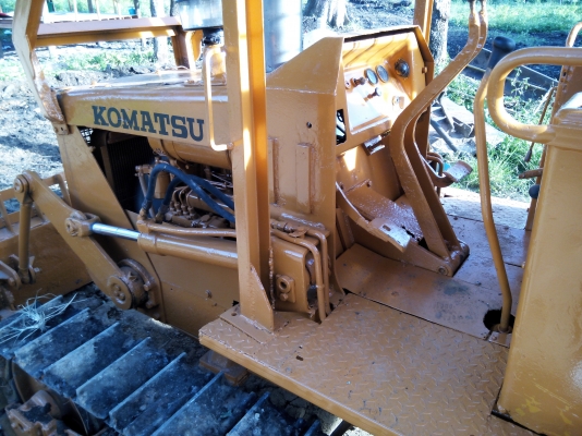 ขายรถแทรคเตอร์ KOMATSU D20P-5 สไลใบมีดได้ ราคา 185000