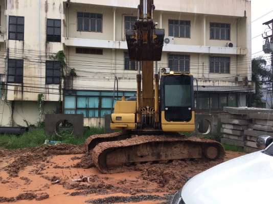 ขายด่วน KOMATSU PC200-7 สภาพพร้อมใช้งาน 10600 กว่าชั่วโมง  เครื่องปั้มดีเยี่ยม โซ่ช่วงล่างพร้อมใช้งาน เอวแน่น แอร์เย็น ไฟฟ้าสมบูรณ์ เอกสารใบอินวอยซ์ สนใจโทรสอบถาม 093-0764943  088-3223272