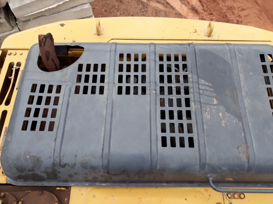 ขายด่วน KOMATSU PC200-7 สภาพพร้อมใช้งาน 10600 กว่าชั่วโมง  เครื่องปั้มดีเยี่ยม โซ่ช่วงล่างพร้อมใช้งาน เอวแน่น แอร์เย็น ไฟฟ้าสมบูรณ์ เอกสารใบอินวอยซ์ สนใจโทรสอบถาม 093-0764943  088-3223272