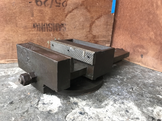 ขายปากกาจับชิ้นงานแท่นกลึง ขนาด 10นิ้ว แท่นแน่น ปากสวย หมุนนิ่ม พร้อมใช้งาน ขายปากกาจับชิ้นงานแท่นกลึง ขนาด 10นิ้ว แท่นแน่น ปากสวย หมุนนิ่ม พร้อมใช้งาน