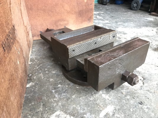 ขายปากกาจับชิ้นงานแท่นกลึง ขนาด 10นิ้ว แท่นแน่น ปากสวย หมุนนิ่ม พร้อมใช้งาน ขายปากกาจับชิ้นงานแท่นกลึง ขนาด 10นิ้ว แท่นแน่น ปากสวย หมุนนิ่ม พร้อมใช้งาน